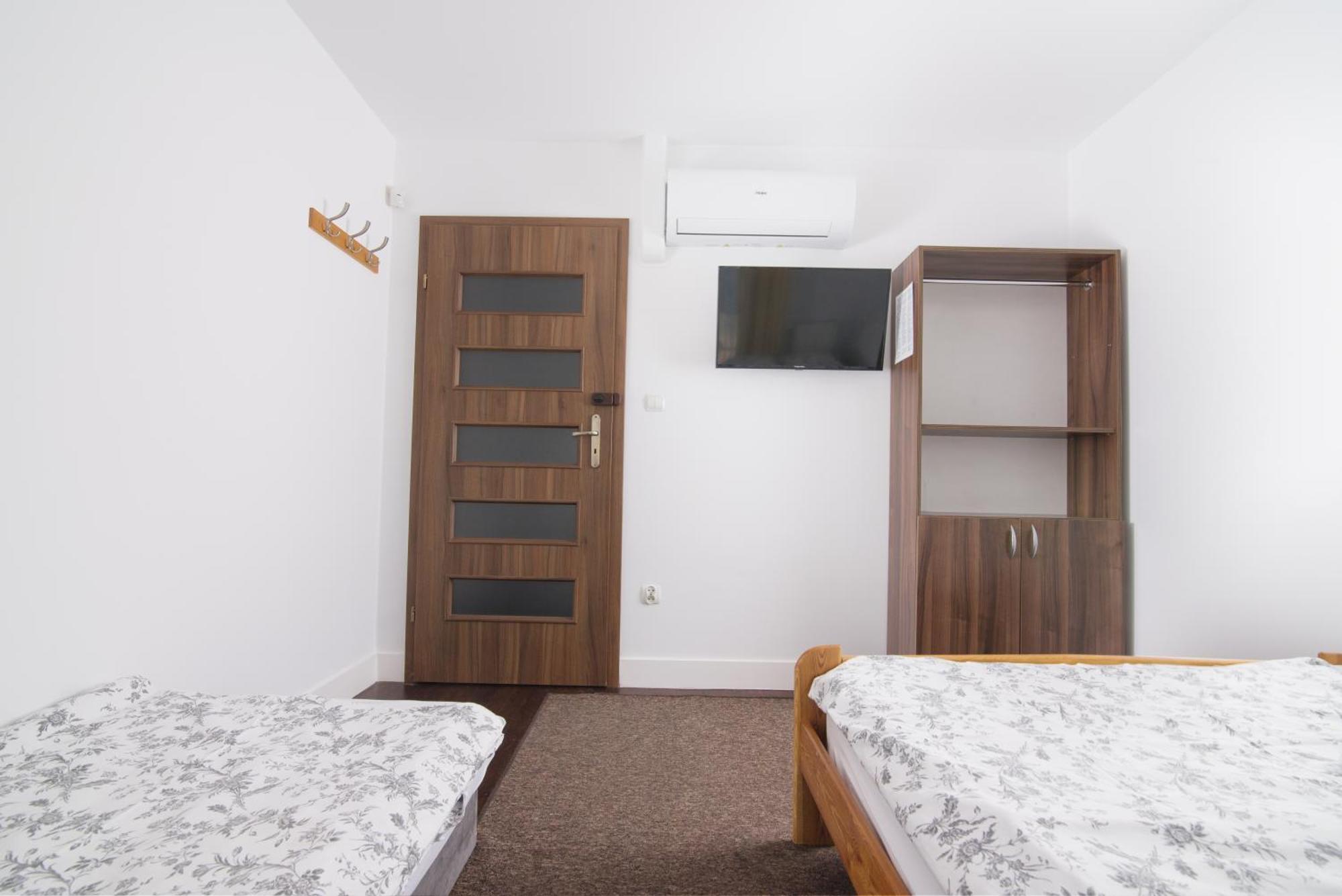 Pokój Trzyosobowy typu Basic ze wspólną łazienką
