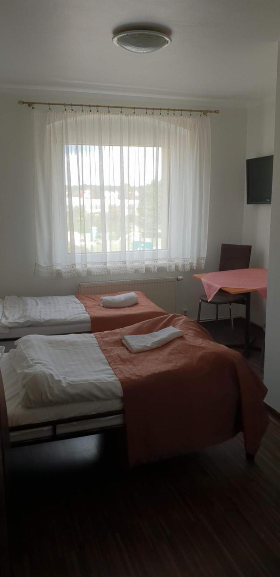 Pokój z 2 łóżkami pojedynczymi i wspólną toaletą