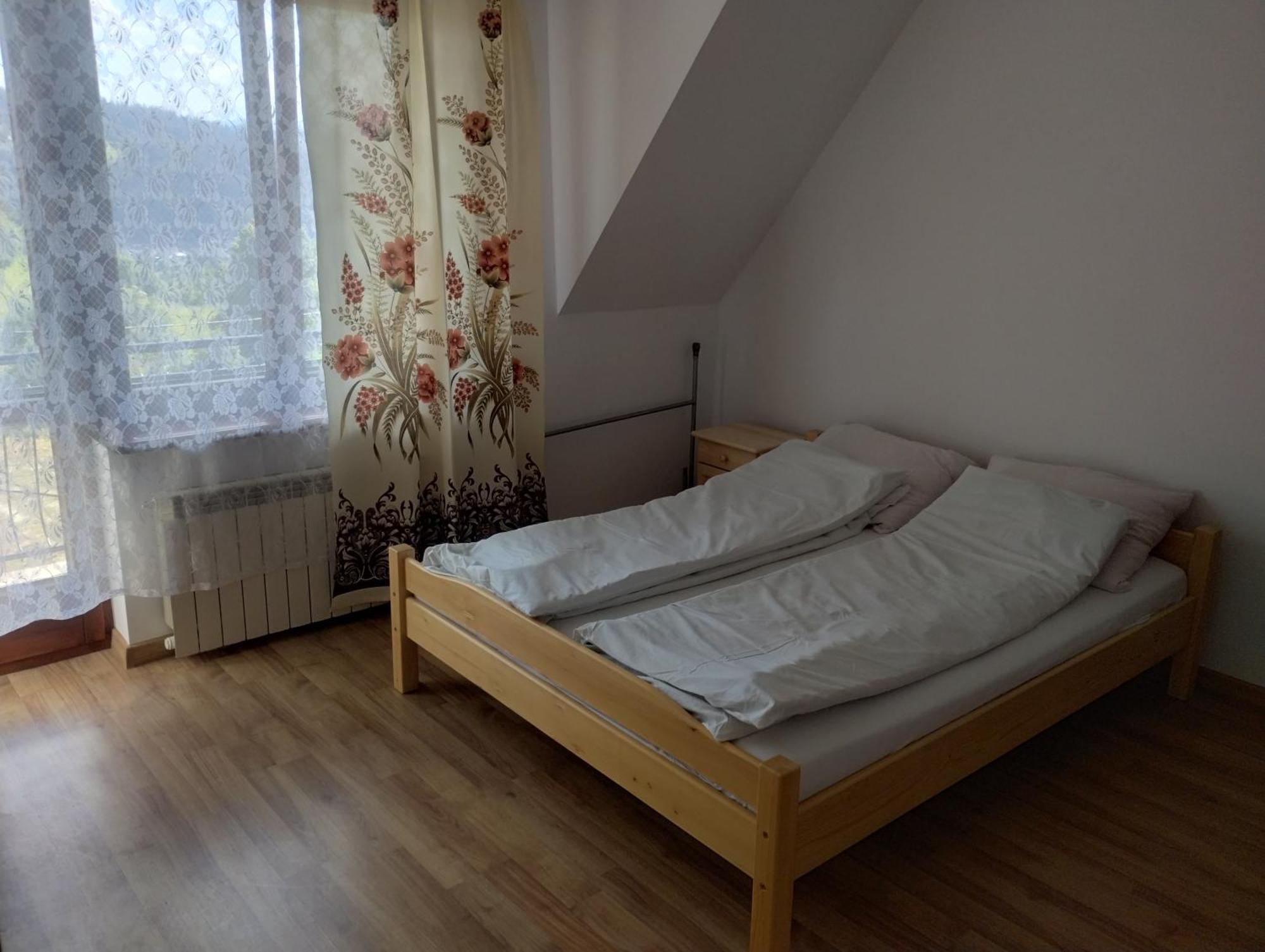 Pokój czteroosobowy z widokiem na góry