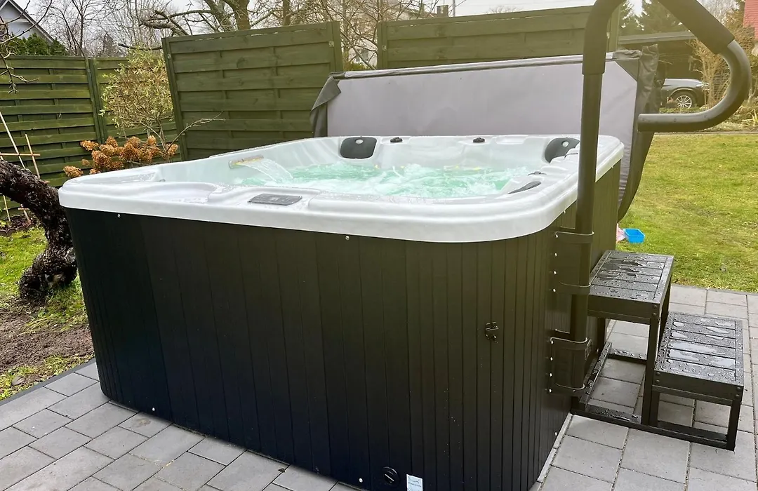Rybacka 48 - Twoje miejsce wypoczynku, domki, studia, rowery, hulajnogi, e-foil, balie z hydromasażem, sprzęt do poławiania bursztynu-1